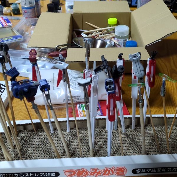 白い外装パーツは最初にちょっと暗めの白を載せてから、明るめのグレー色を重ね塗りし、深みが出るようにしてみました😊青の部分は、くすんだ青色にさらにガンメタを混ぜ、メタリックダークブルーみたいな色味にしています。光らせたい部分は蛍光グリーンで。ラッカー系使うと下の水性塗料がハゲる事もあったので、何回も塗り直ししたりして沼にハマってました😅全部水性で統一して塗装しないと駄目ですね😅（4枚目）