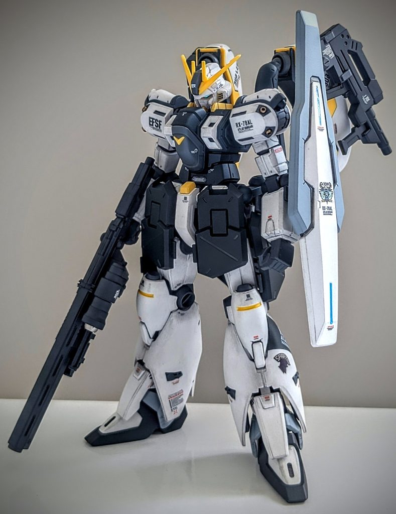 【機体設定】地球における全環境適応を誇る試作機アトラスガンダム。しかし、ひとたび損傷や不具合が発生した場合、特殊な関節構造や装備類により整備性が悪く、すぐに戦線に復帰できない課題があった。本機は、地球から宇宙へ戦場を変えるにあたり、アビオニクスを含め連邦軍の一般的な構造へと変更。整備性、部品調達の容易化を実現し、結果として継戦能力も向上した。デブリの少ない宙域での運用を目的としているため、シールドの複数持ちは廃され、可動域、運動性のために犠牲となっていた腰周りの防御面を見直しつつ、宇宙空間での運動性を向上させている。レールガンより信頼性が高く、長距離狙撃も可能なロングビームライフル、新型シールドをはじめ装備も一新。新型シールドはシールド前面にIフィールドを発生可能。