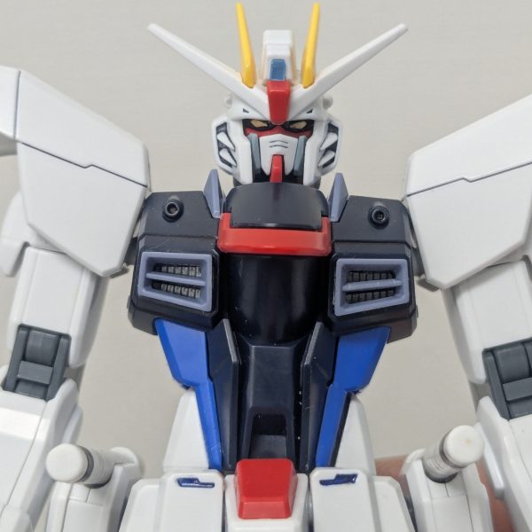 以前作ったフリーダムですが、完成した顔に納得できてませんでした。今回、ストフリジャンクが手に入ったので、フリーダム作成に再挑戦フリーダムのヘルメット内に収まるようにストフリのフェイスパーツを加工してます今回は白いマスクはそのままでグレーの頬当てを一度カットし、白マスクとの隙間ができないように調整中仮止めで一度組んでみました！　（4枚目）