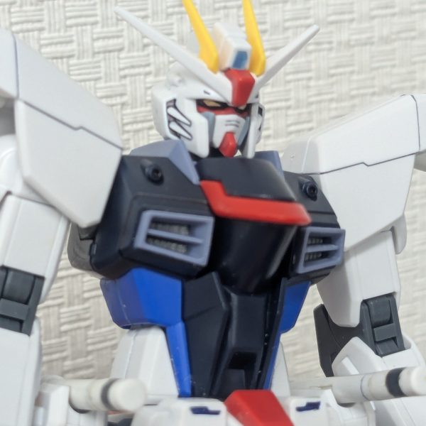 以前作ったフリーダムですが、完成した顔に納得できてませんでした。今回、ストフリジャンクが手に入ったので、フリーダム作成に再挑戦フリーダムのヘルメット内に収まるようにストフリのフェイスパーツを加工してます今回は白いマスクはそのままでグレーの頬当てを一度カットし、白マスクとの隙間ができないように調整中仮止めで一度組んでみました！　（5枚目）
