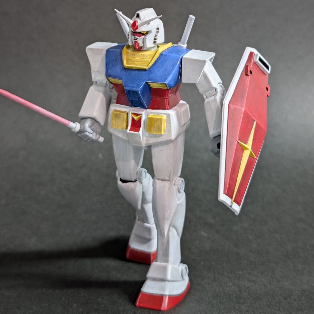息子とガンダムベースで購入した旧キット。父はガンダム、息子はガンタンク。筆塗りで作ってみたいってことで、味のある筆塗りをお互いに目指しました。こどもの日に親子揃って完成！パーツが少ないはずなのに、バリ取り、ヒケ、成形の甘さ、接着、塗分け、など「手間」を体験できて良かったです。改めて最新技術の恩恵を実感。ガンダムは可動域を制限する関節に驚きを隠せない。