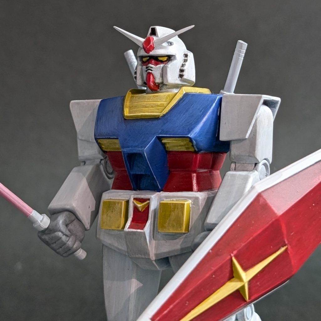 筆塗り全塗装は子どもの頃にやったきり。当時はムラの修正でどんどん厚塗りになった記憶があるけど、今はムラがカッコよく見えるのが不思議。息子は当時の自分のように塗膜がどんどん厚くなってて面白い。箱絵を見ながら軽くハイライト入れてみましたが「絵」を描いているようで楽しかったです。次回の筆塗りはもっと明暗が分かるような作風にチャレンジしてみたいです。筆塗りテクニックを調べる中で清水圭さんの動画を拝見したことでスイッチが入り、ちょうど良いタイミングで頂いたザクIIの素組みを始めました。