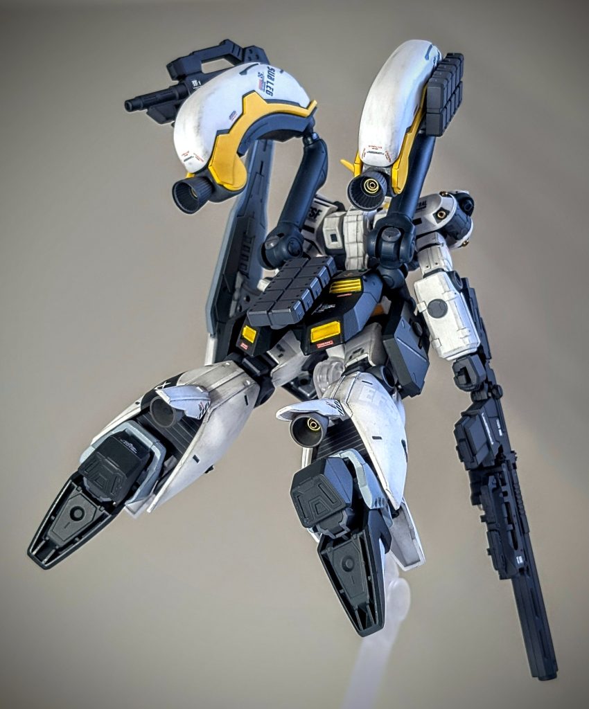 ふくらはぎのバーニアは大きいものに変更。スリット入りのプラ板で脚の内部が見えないように蓋をしつつ、熱から脚内部機構を保護する役割としました。