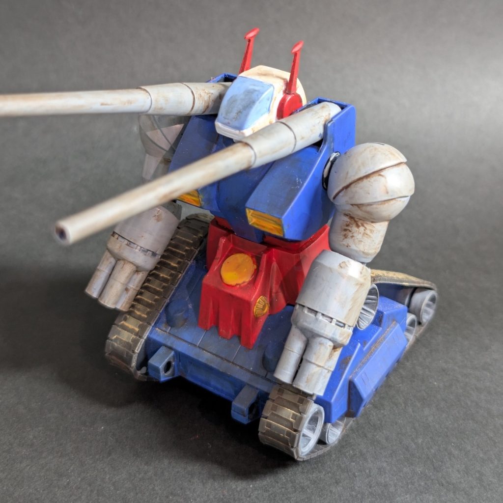 ガンダムよりバリや成形の甘さが目立ちましたが、頑張って組んでました。胴体とアンテナが何度も取れてしまい、苦労してました。接着の問題で左腕と左砲台は固定化されてます笑反対の右腕はぷらんぷらん笑