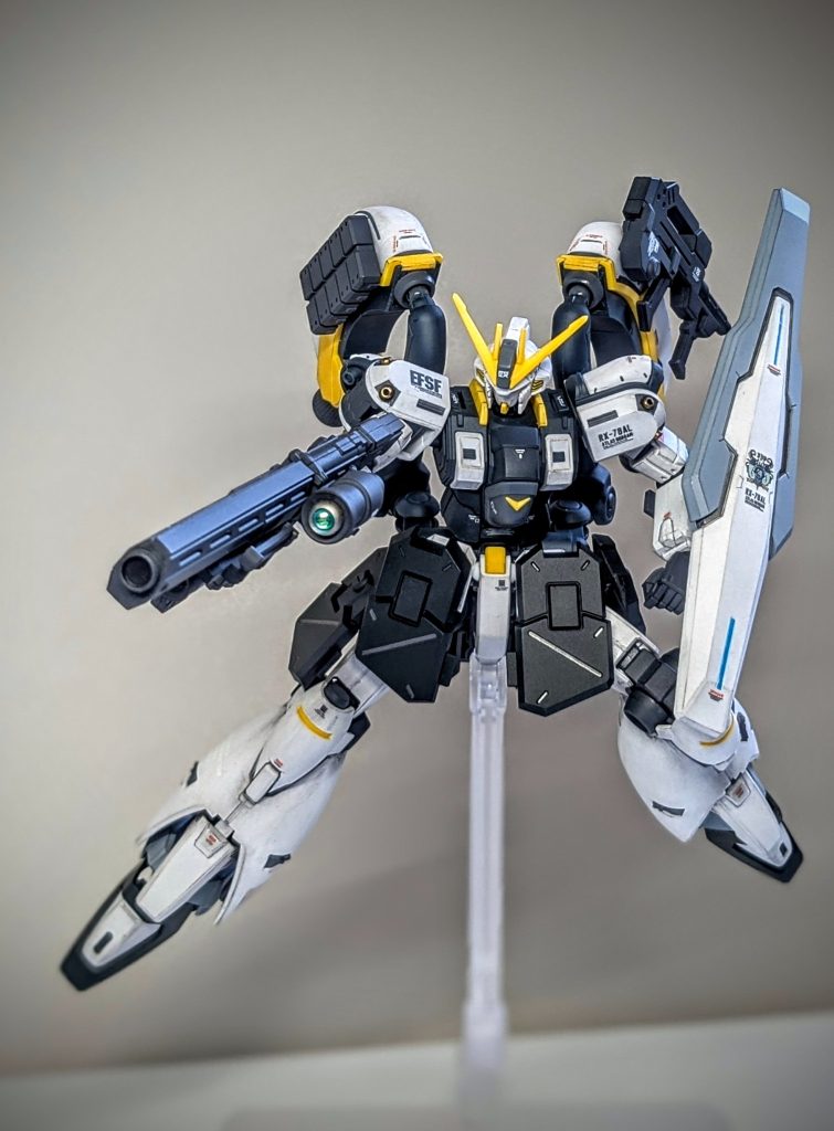 フルバーニアンの股関節はボールジョイントだったのでアトラスの3軸に合うよう加工して可動域を改善。ロングビームライフルのセンサーはVCドームにしました✨️