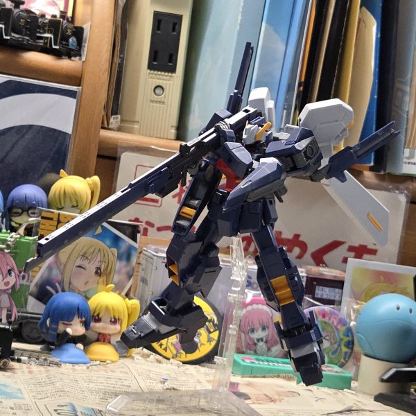 積んでたTR-1ハイゼンスレイを組んできました。バックパックはトライブースターポッド付き、頭部にはセンサーユニットを装備、ビームライフルはヒートブレード付きのものにしました。 （2枚目）