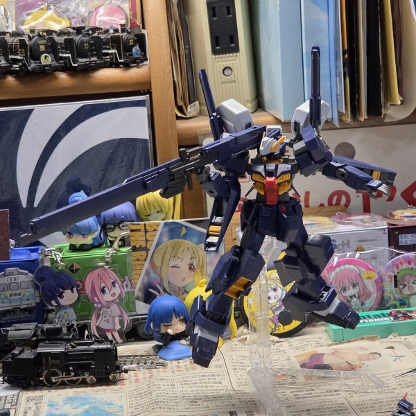積んでたTR-1ハイゼンスレイを組んできました。バックパックはトライブースターポッド付き、頭部にはセンサーユニットを装備、ビームライフルはヒートブレード付きのものにしました。 （3枚目）