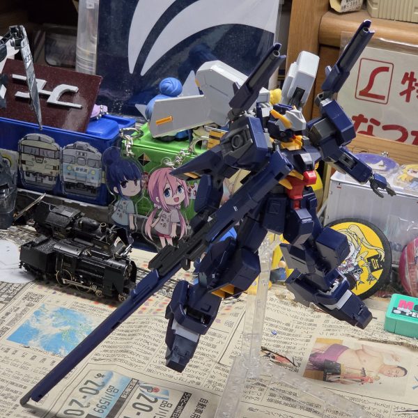 積んでたTR-1ハイゼンスレイを組んできました。バックパックはトライブースターポッド付き、頭部にはセンサーユニットを装備、ビームライフルはヒートブレード付きのものにしました。 （4枚目）