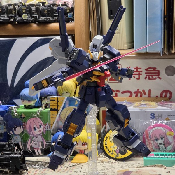 積んでたTR-1ハイゼンスレイを組んできました。バックパックはトライブースターポッド付き、頭部にはセンサーユニットを装備、ビームライフルはヒートブレード付きのものにしました。 （5枚目）