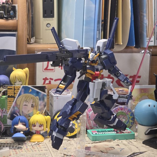 てきとーに組んでたハイゼンスレイですが、股間部ラッチにサブアームを追加しました。このまま仕上げる予定ですが、シールドはどうしよかな…（2枚目）