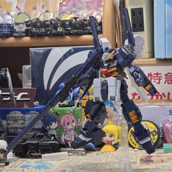 てきとーに組んでたハイゼンスレイですが、股間部ラッチにサブアームを追加しました。このまま仕上げる予定ですが、シールドはどうしよかな…（4枚目）