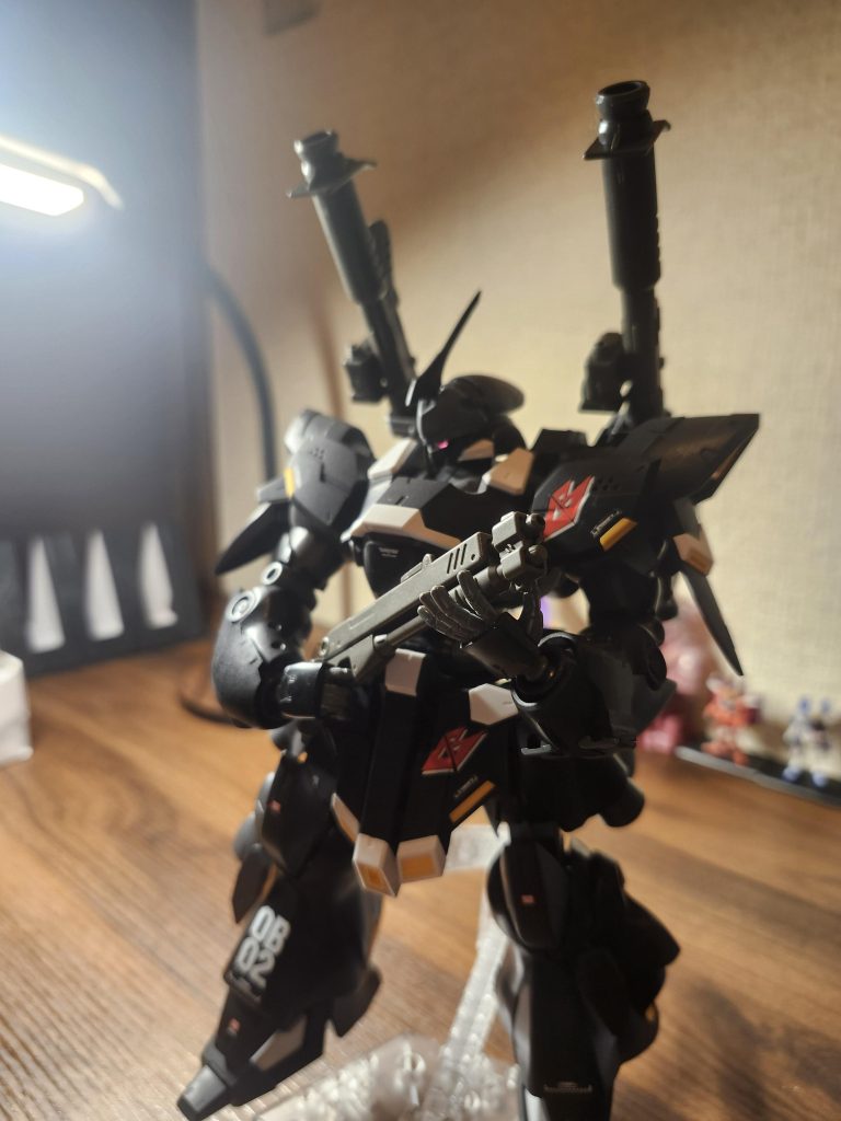 モノアイがピンクのクリアパーツなので光を当てるとキラリと輝くのも良いところですね！