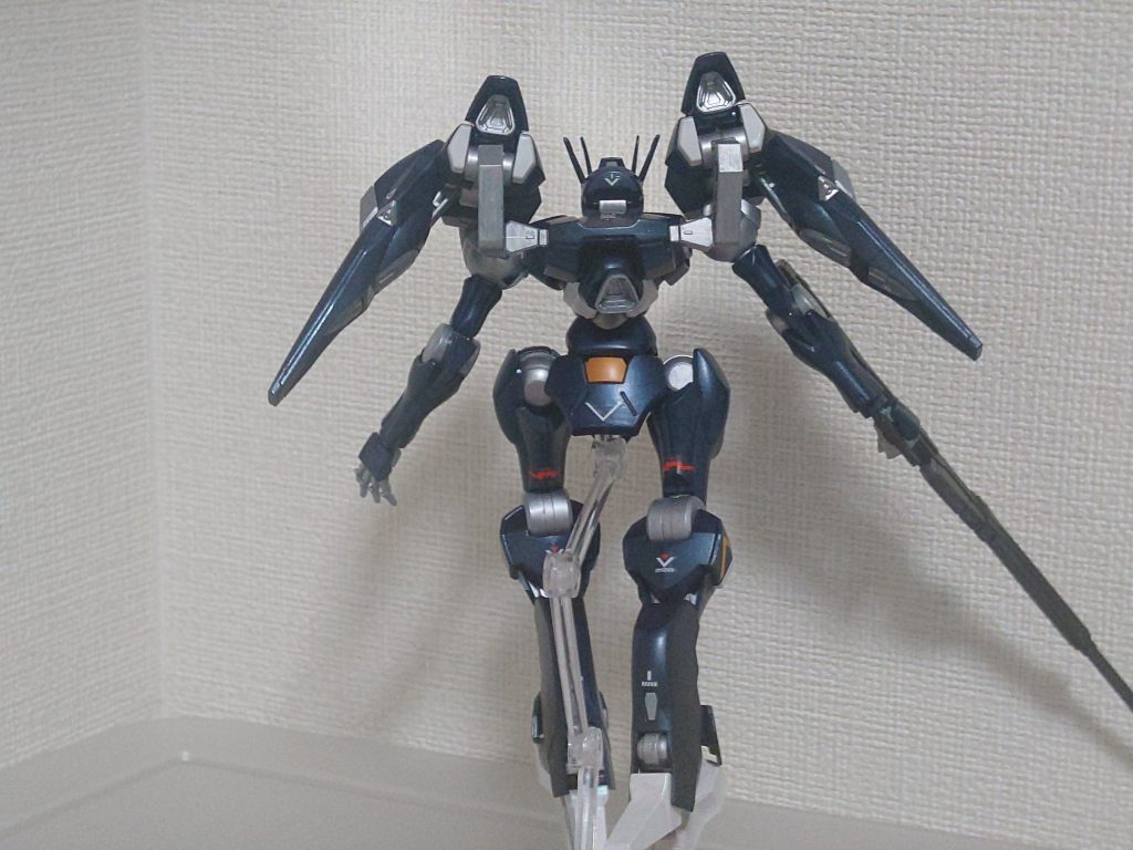 バックショットです。このキットには「最近のガンプラってスゲー!」か詰め込まれてるみたいで色んなとこ動くくせに本体に合わせ目処理が必要なパーツもありませんライフルにはありますけどまぁそれくらいはねっていう感じでスルーしました。