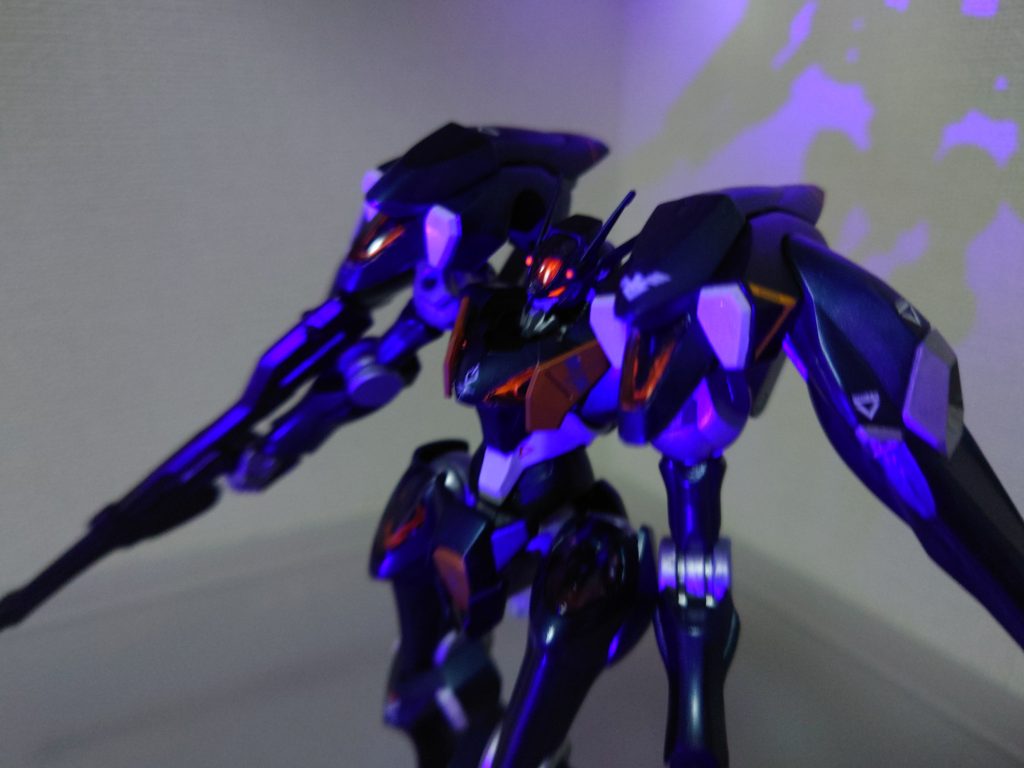 ガンプラ初めて組んでから1年ぐらいでようやく水転写デカールというものを使ってみました。思ったより難しいですね!皆さん何であんなに綺麗に貼れてるんですか!?貼ったはずのデカール消えたりしません?右胸のオレンジゴールドのところのデカールいつの間にか無かったんですけど! 拙い写真撮影しかできないものでぶれたりピントあってない写真ばかりで申し訳ありませんでした。デカール上手くなるコツとか写真撮影のコツをご教示いただけると大変嬉しいです。閲覧いただきましてありがとうございました。