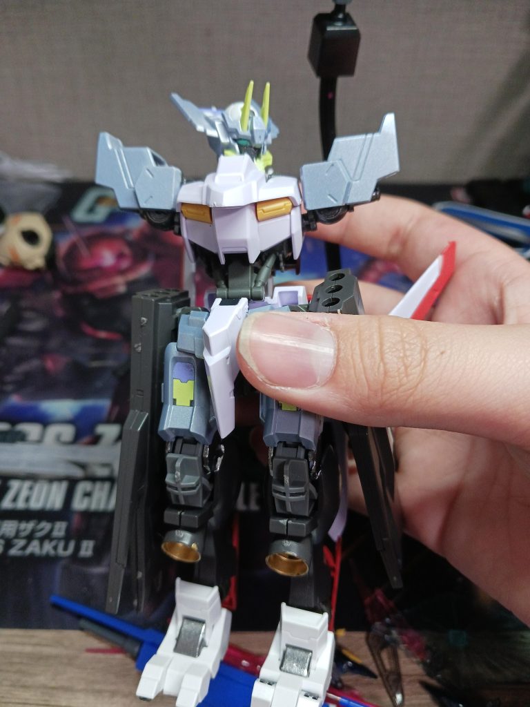 では、変形させます。まず、腕を外し、肩カバーに格納し、