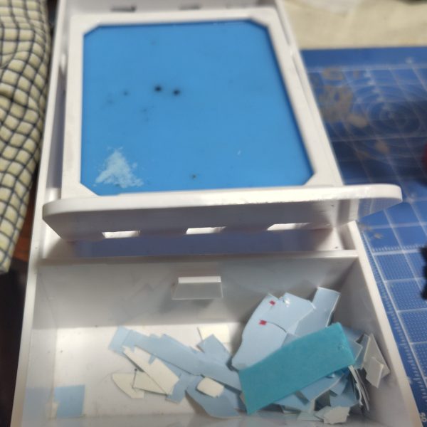 土日の休みは頑張ってアルトロンくんにデカール一通り貼りました。と思ったら、羽の片面に貼ってませんでした（汗）前からはあまり見えないし、と思ってましたが、頑張って反対を貼りすぎてたので足りないのが目立ちますね😣なのでもーちょい貼って終わりにしますー。って今日は片付けたので、明日以降に頑張ります。あと少しー😣（3枚目）
