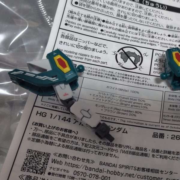 今日は、雨も止んでましたので、つや消し💡と思って準備してましたら、1枚デカール剥がれましたし、ドラゴンハング？腕を伸ばしたらさみしくて、デカール貼って終わりました😅ゲート処理も下手したら進まずでしたが、白いパーツを少しやりました。出っ張り消えればいーか😂と、棒ヤスリまでにしたり😅、爪ヤスリもしたり。だれてきたので、また乗り気の時にやりますー😣（2枚目）