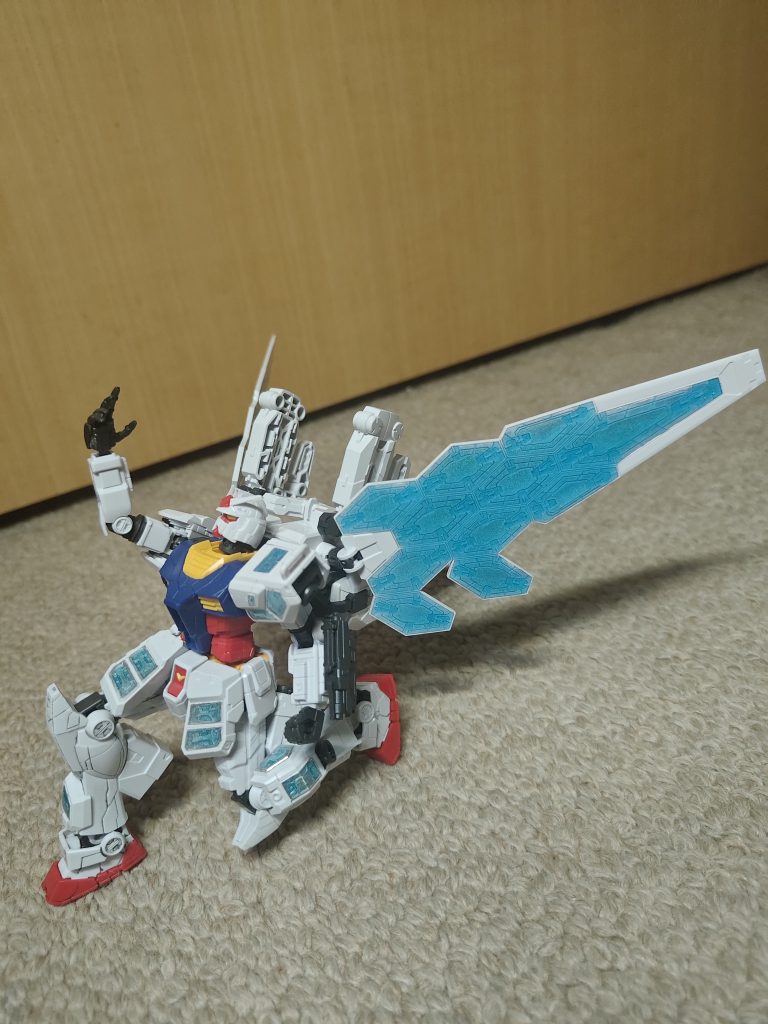 万博ポーズ腰のアーマは軸の真ん中で分離して左右別で動く様にしてみました。
