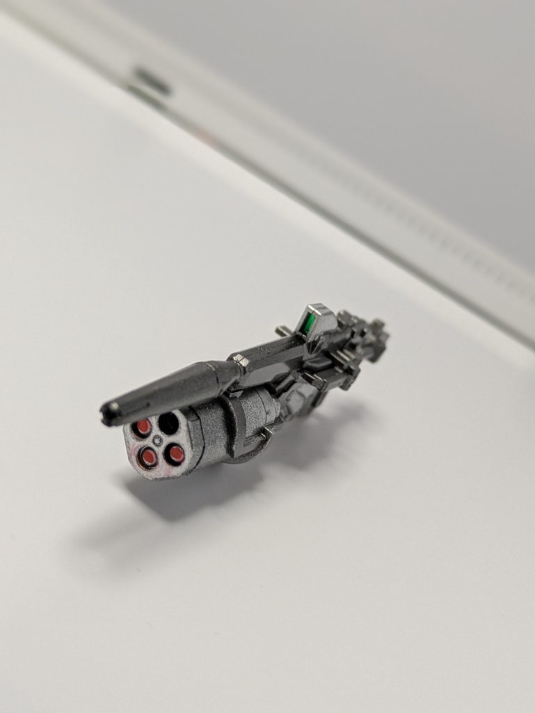 リボルビングランチャー内部はガンダムマーカーメタリックレッド、センサー部は付属のシールを使いました。
