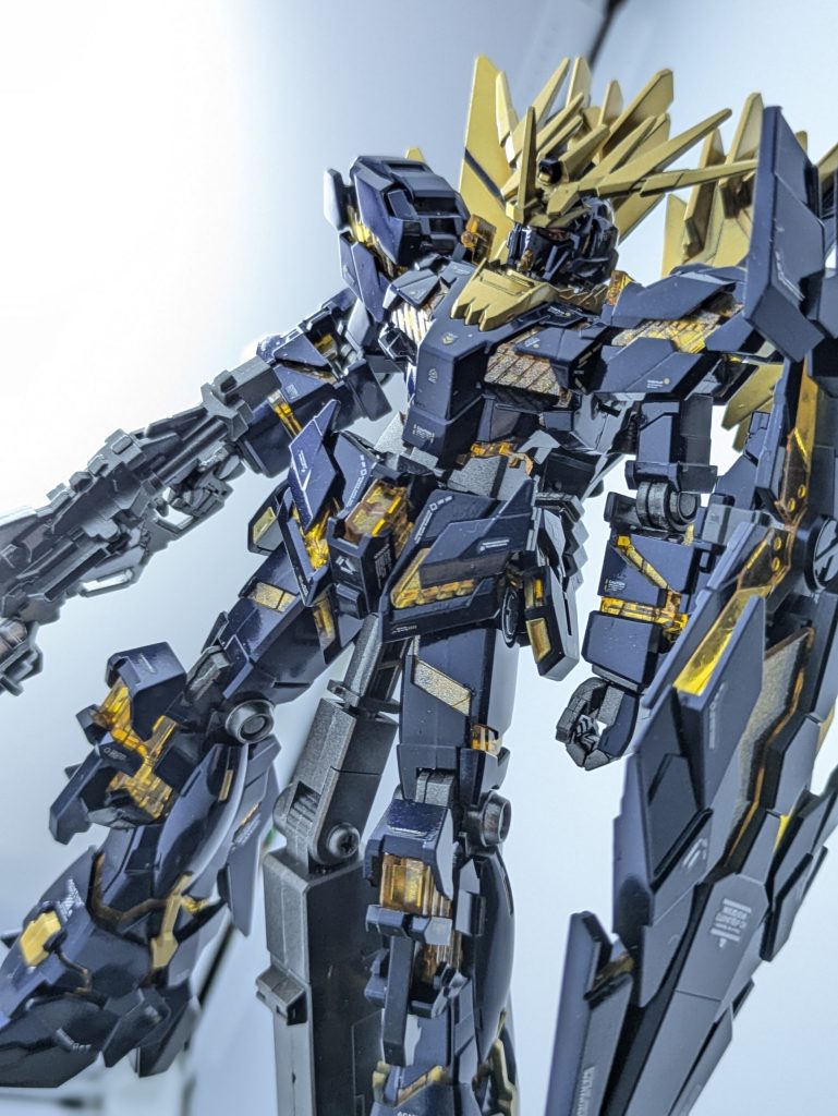 正面から。ユニコーンガンダムは平面部が多くてカクカクしたデザインなのでグロス塗装の光沢が映ますね。