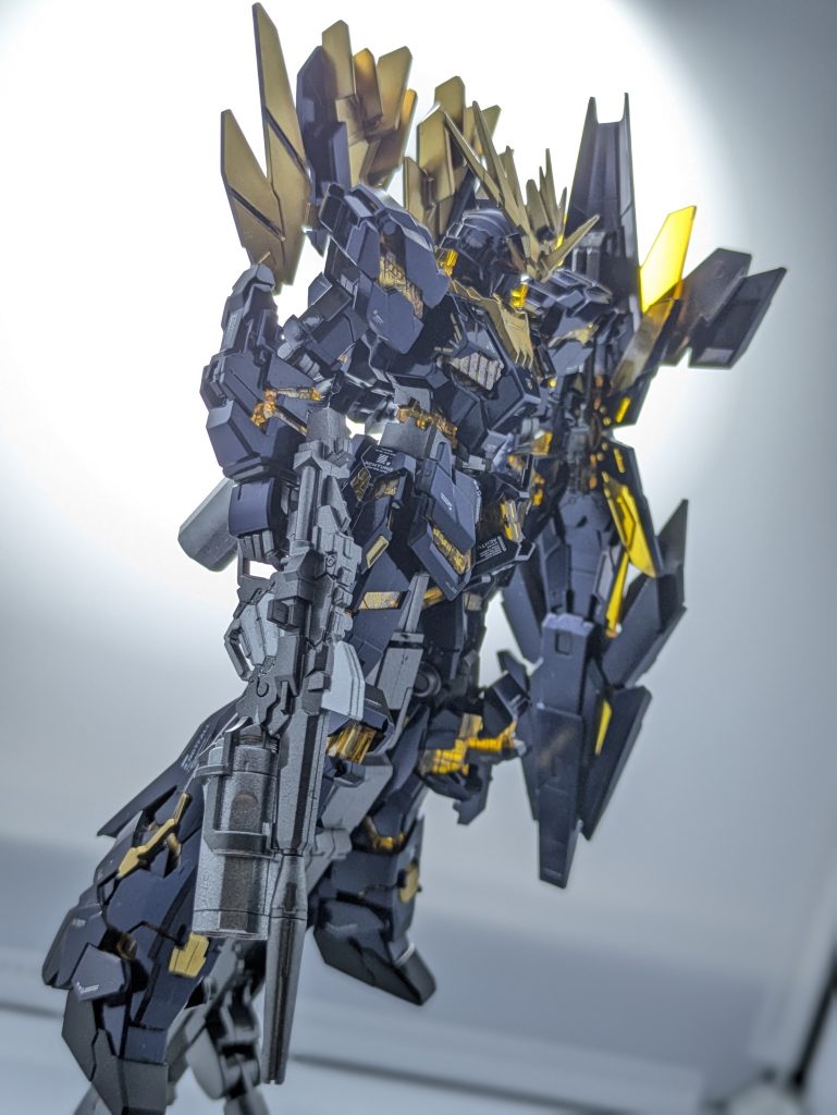 ビームライフルの塗り分けは気合いのマスキングで攻略。