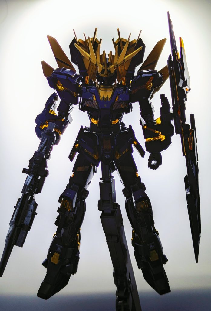 後ろから照明を当てるとサイコフレーム発光風に。クリアパーツの醍醐味は殺したくなかった。✦今回の塗装レシピ✦・本体▶ガイアノーツ・プリズムブルーブラック・関節/武器等▶ガイアノーツ・スターブライトアイアン・ゴールド部分▶ガイアノーツ・スターブライトゴ ールド ・武器部分塗装▶ガイアノーツ・スターブライトシルバー・下地▶ガイアノーツ・EXブラック・トップコート▶ガイアノーツ・EX光沢クリア