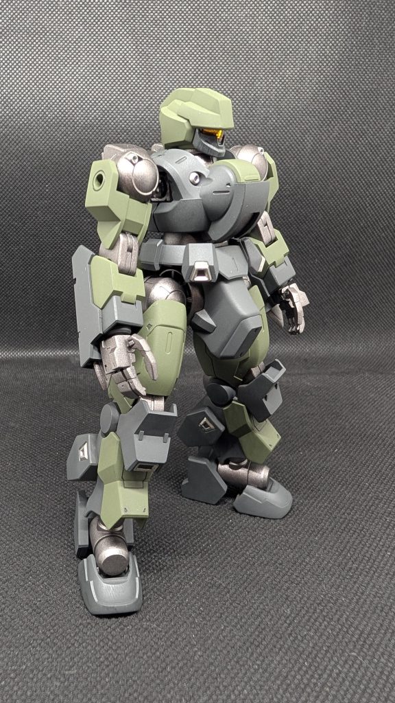 塗装は以前から使ってみたかったタミヤアクリルをメインに使用しました。カラーレシピ緑:タミヤアクリル NATOグリーン 黒:タミヤアクリルNATOブラック 関節色:水性ホビーカラー焼鉄色 バーニア等の差し色のシルバー:RAY STUDIO リアリティマーカー あとはタミヤエナメルを少々塗装はすごく塗りやすかったですが塗膜が水性ホビーカラーに比べると弱い?使い方の問題だろうか…