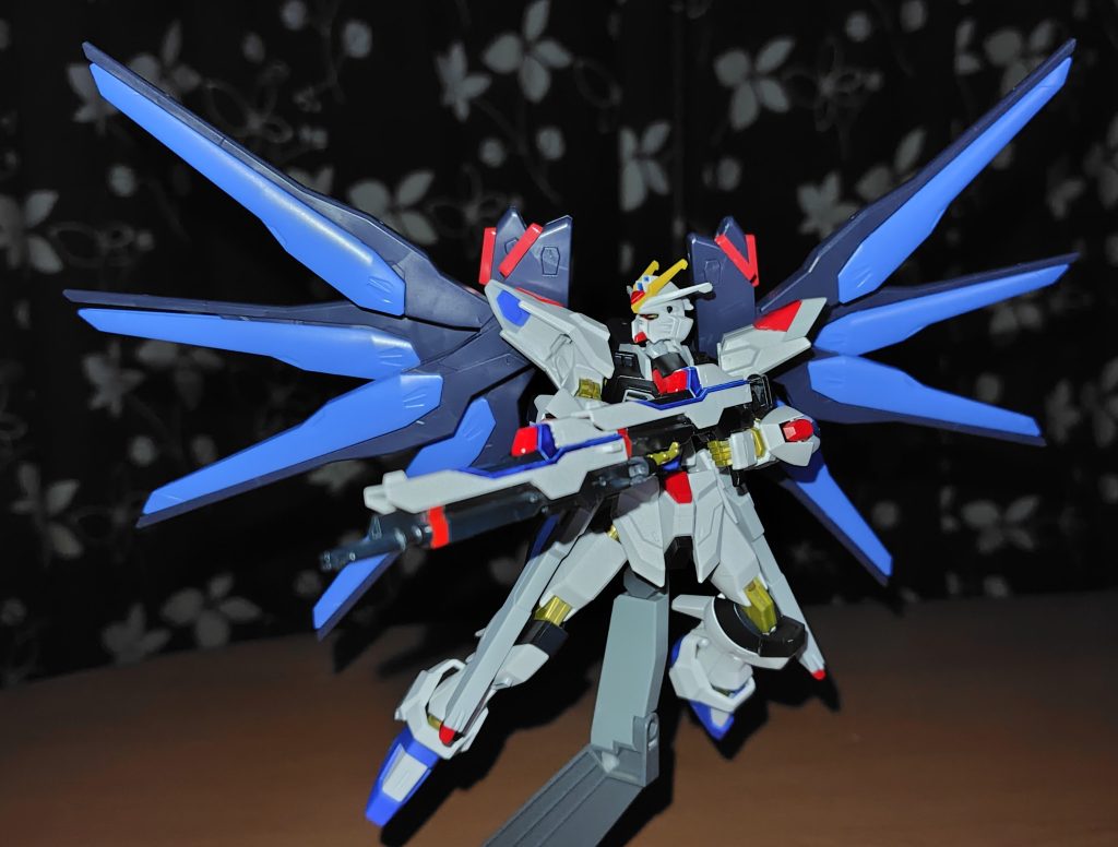 SEEDDESTINY OPの再現。ビームライフルは必ず前方を右手の方、右手のライフルストックに銃口を挿入するのは左手のライフルのみ。マウントするのも左右で側面アタッチメント有りで左右入れ替えは出来ない。