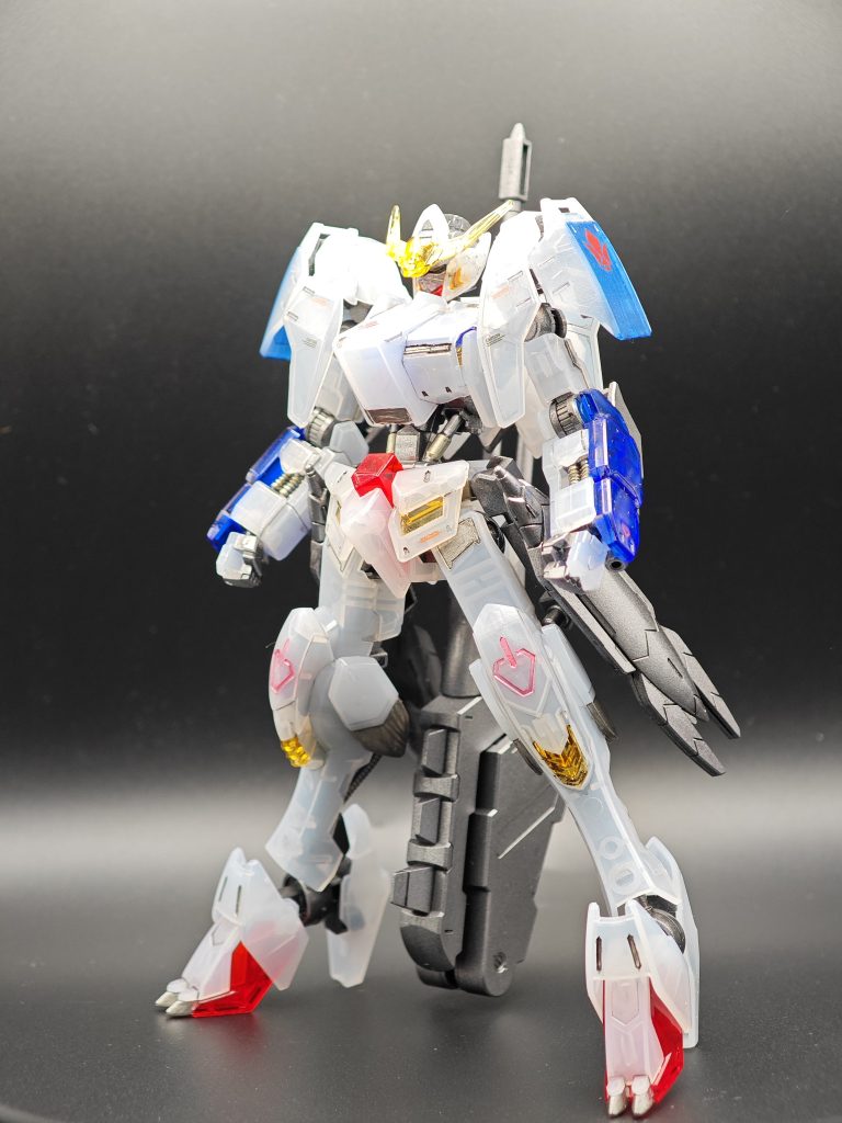 という訳で改めましてガンダムバルバトス第6形態です。キットは2016年くらいにやったガンプラEXPOかなんかで発売したクリアーカラーver.を使用しました。クリアカラーのキット正直あまり好きじゃなかったんですがこういうタイミングで作るなら全然アリだなと…。
