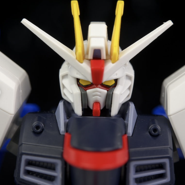 以前作ったフリーダムですが、完成した顔に納得できてませんでした。今回、ストフリジャンクが手に入ったので、フリーダム作成に再挑戦フリーダムのヘルメット内に収まるようにストフリのフェイスパーツを加工してます今回は白いマスクはそのままでグレーの頬当てを一度カットし、白マスクとの隙間ができないように調整中仮止めで一度組んでみました！　（7枚目）