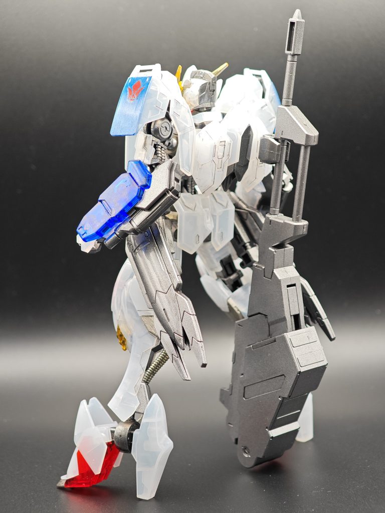 塗装はクリアパーツではないフレームパーツと武器をメタリックに塗り装甲パーツは基本的には成型色を生かして一部を部分塗装のみ、その上からツヤ有りクリアーでテカテカ気味になるまでコートをかけています。シールは紙製のものが付属していますが透明な装甲に貼るとダサ過ぎるので鉄血のガンダムデカールを貼っています。