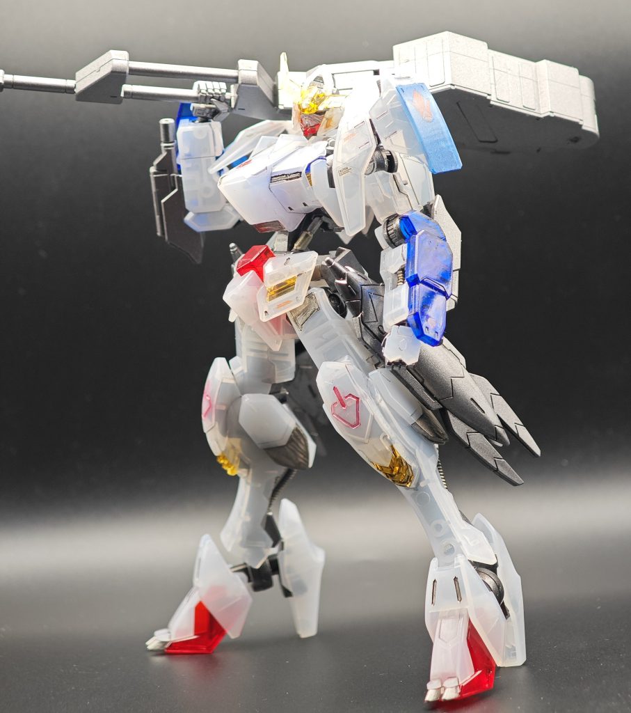 成型色以外は通常販売の第6形態と同様のものではあるのですが鉄血キットの場合は低価格帯ながらフレームがしっかり再現されてるのでクリア装甲とは何気に相性が良い気がします。特に第6形態の場合、さらに追加装甲つけてる感じなので強化装甲盛ってますよ感がパーツ越しに感じられるのが面白かったですね。