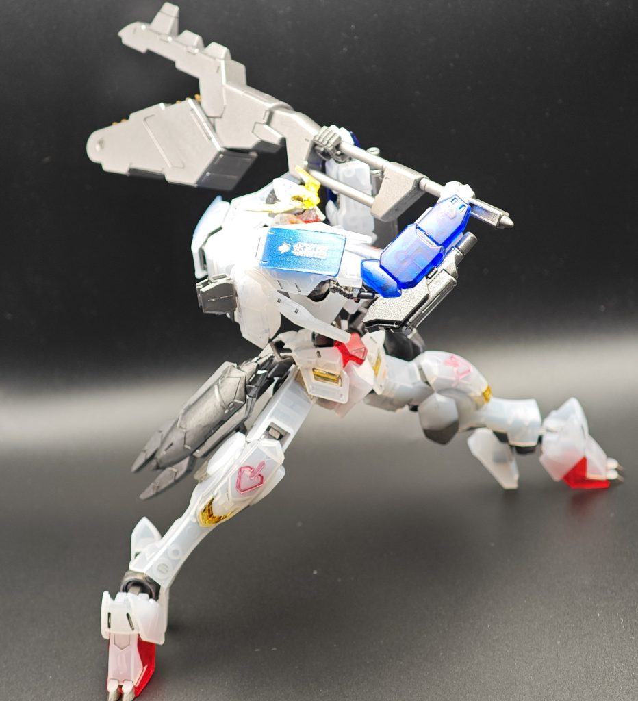 キットは今やちょっと懐かしいポリキャップ仕様、ただフレーム自体は現在主流のKPS製で肘なんかはポリキャップレス仕様なので旧タイプと現行タイプの丁度、過渡期みたいな技術の流れを感じられてなかなか感慨深いキットですね。つーか「鉄血」放映からもう10年近く経つのか…