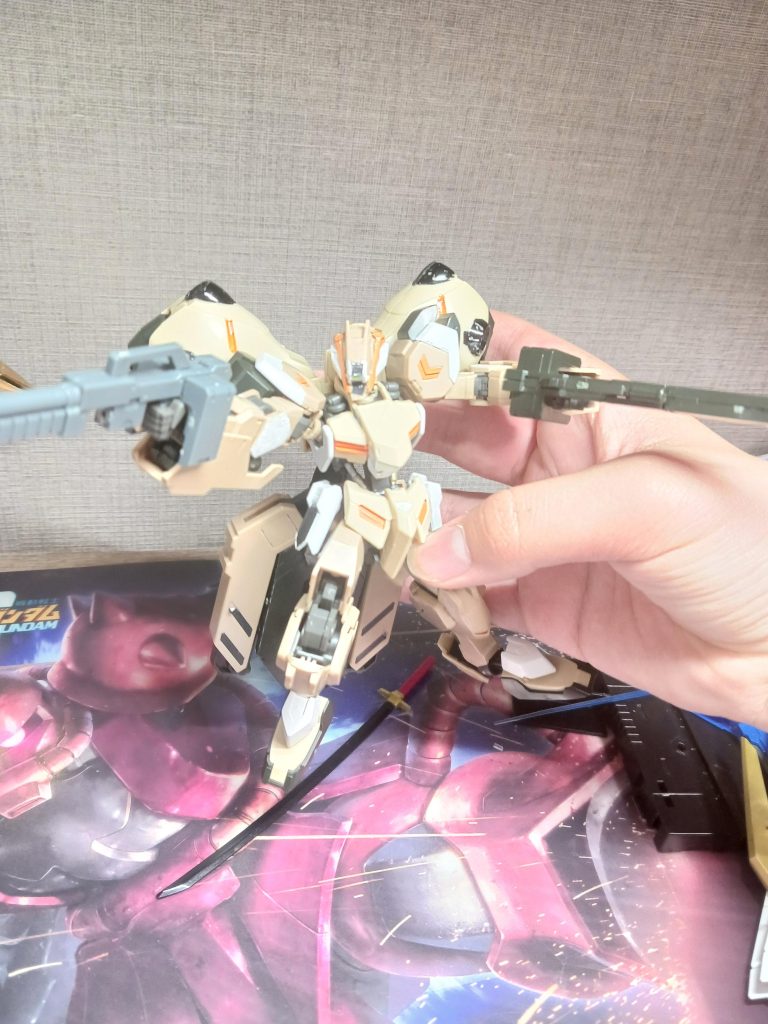 ビルドグゥレイトは、グレイズサンを失った、三太郎のガンプラ。グレイズサンを意識したアックスを持つ。今回は以上です！フォローお待ちしております！ではバイバイ！