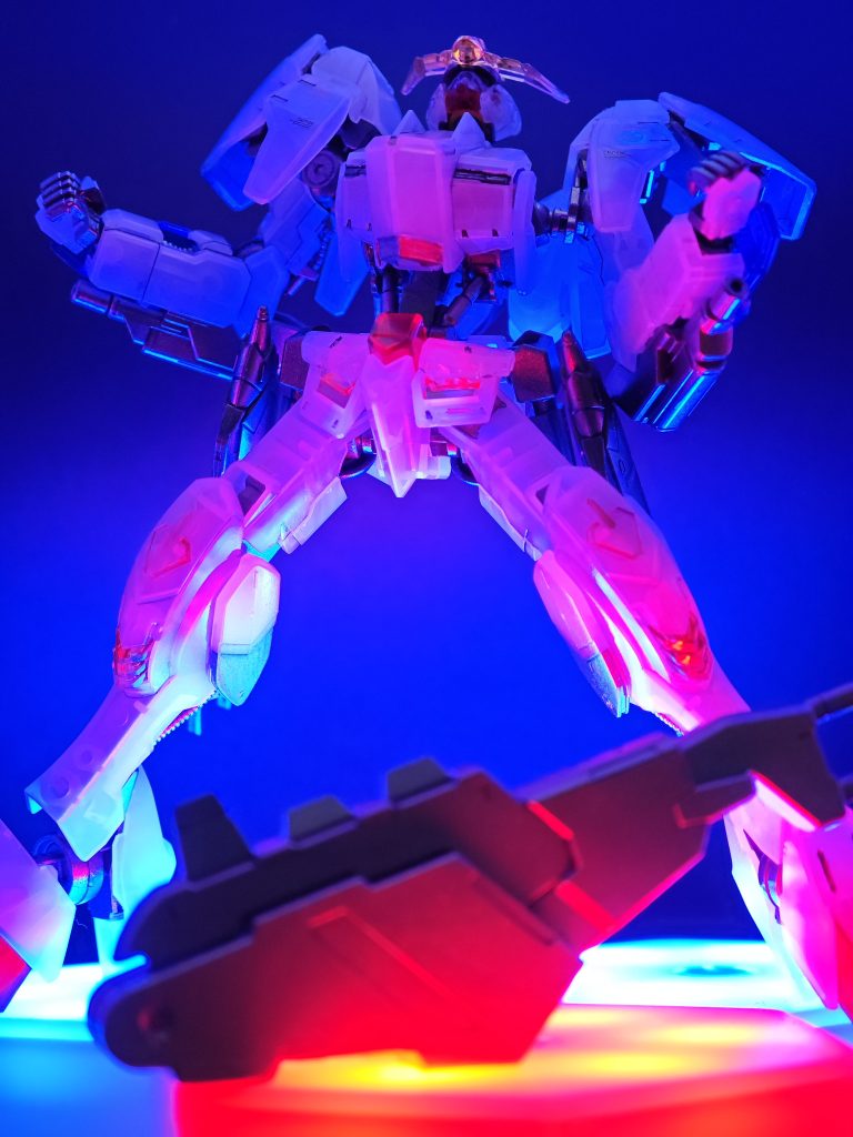 クリアーパーツ仕様という事で電飾出来る台座があると結構映える気がします。