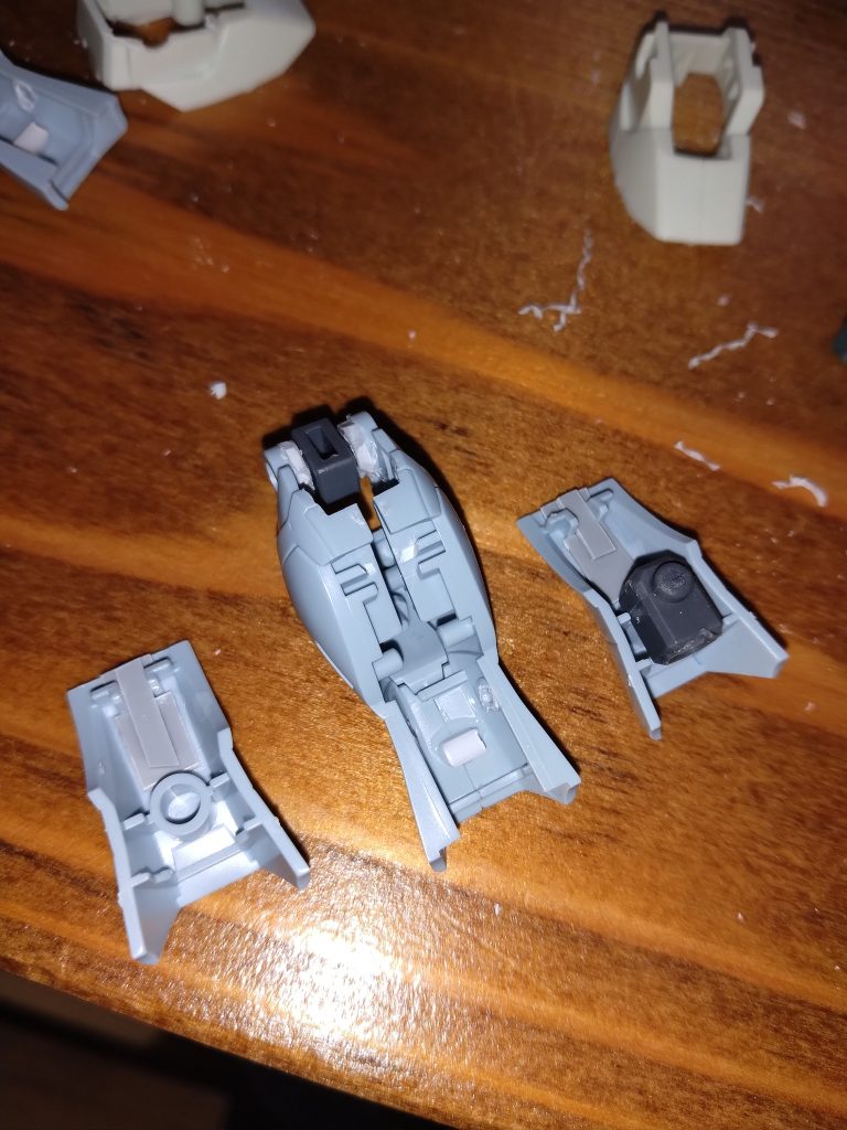 足のミキシング膝はポリキャップ用の軸穴を新造スネ装甲の内側の穴を利用してポリキャップ仕込み&反対側をプラ棒で固定内部フレームがないので、装甲の接触面で接着してます。