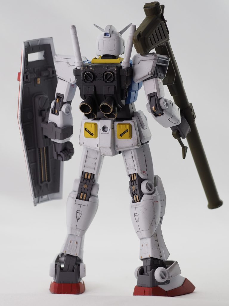 単行本7巻以降の表紙に描かれた青基調のガンダムデカールも各巻のイラストの中間を再現したつもりです。