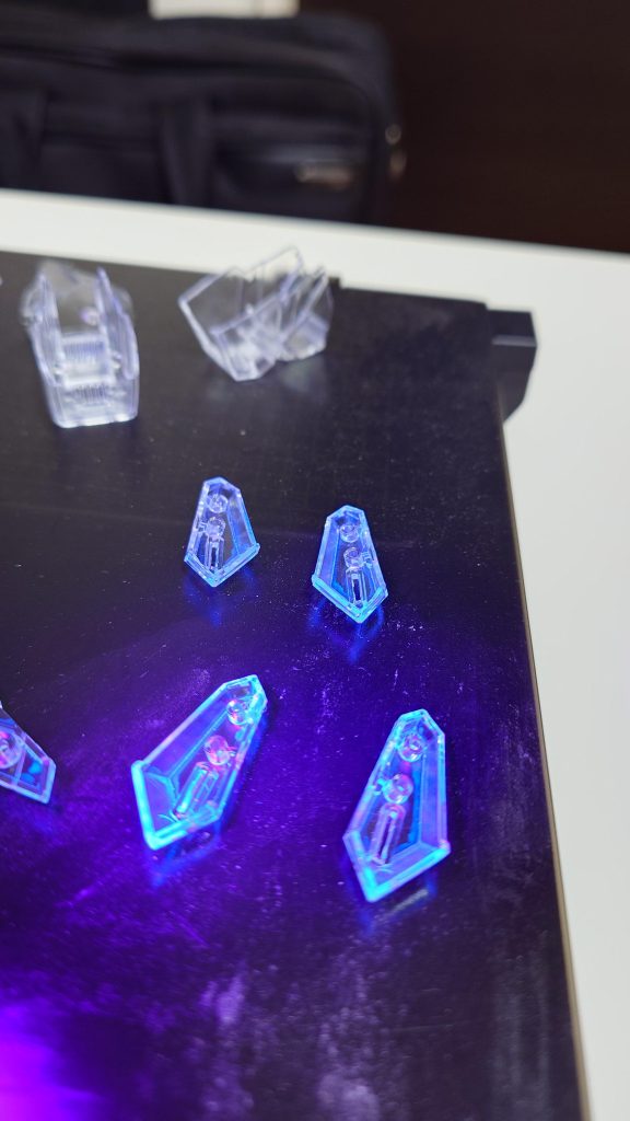 工程としては、1)パーツの裏側に塗料が乗りやすいように薄く筋彫り2)蛍光塗料を筆塗り3)はみ出した箇所をブラックライトを当てながら、めん棒でひたすら拭うの3ステップです。作業自体は難しいことはありませんが、MGの外装パーツを3周するというひたすら手間の掛かる作業で、1周目終わり際で若干後悔してました(T T)　でもその分、完成時の達成感は凄かったですw 情報量が多いので、多少雑な仕上がりでも気にならないのが救いw