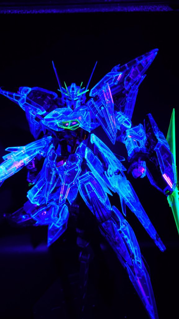 ブラックライトで照らすことでモールドが際立ちます。