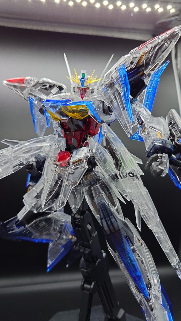 蛍光クリアなので、元のキットから色合いの変更はありません。せっかくのクリアキットなので、フレームはシルバー塗装+ゴールドでアクセントを足しています。