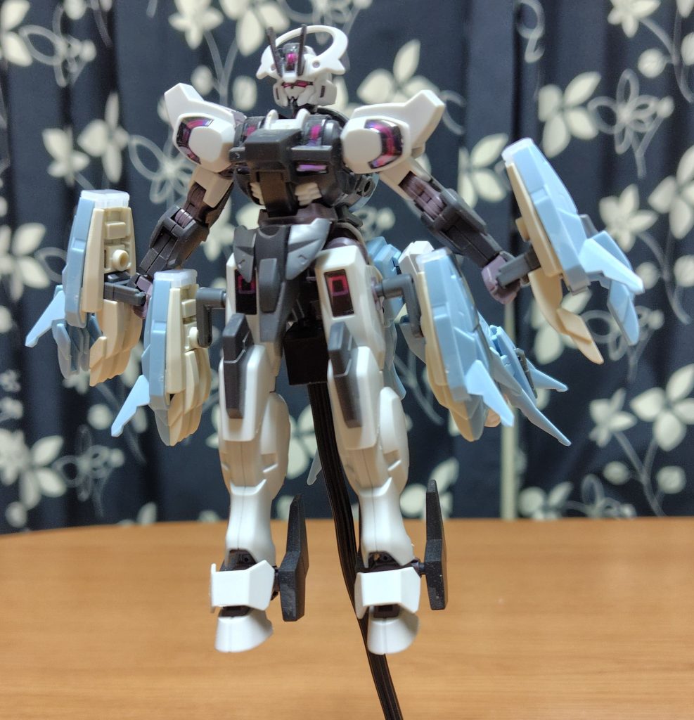 四つのブロックは両手にガントレットとして、両腿にスラスターとして装着。