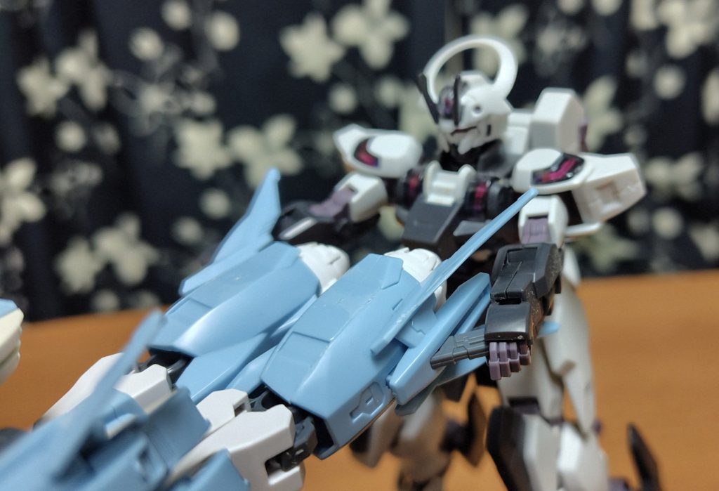 スラスターに持ち手が有るが、少々腕部の長さが必要。