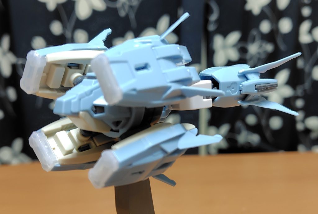 装備単体。四つのブロックがX状に配置したスラスター型で配色も相まって海洋哺乳類のようなシルエットをしてる。