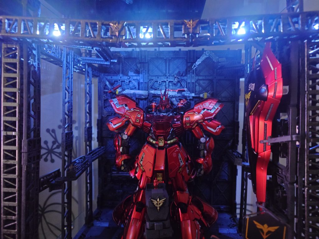 明かりとシャア総帥を付けた状態です。格納庫兼撮影ブースとして作成しましたが、完全にサザビー専用台座と化しています。よく見ると整備兵もいますよ。