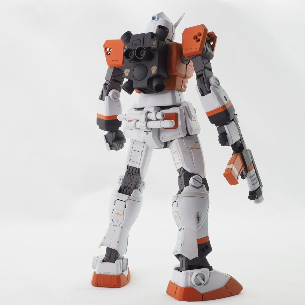 ジムL.A.に搭乗し特に戦果を挙げたトップエース向けの上位互換機であり、ルナチタニウム合金により軽量化しつつも、ある程度の耐久性を獲得した。一撃離脱戦法を得意としたエース達曰く「スプレーガンでも当てれば充分」らしく、より強力なビームライフルはオーバースペックであった。そのため前部ヘリウムコアは取り外され、ジェネレータ出力の低下と引き換えに機体の軽量化が優先されている。