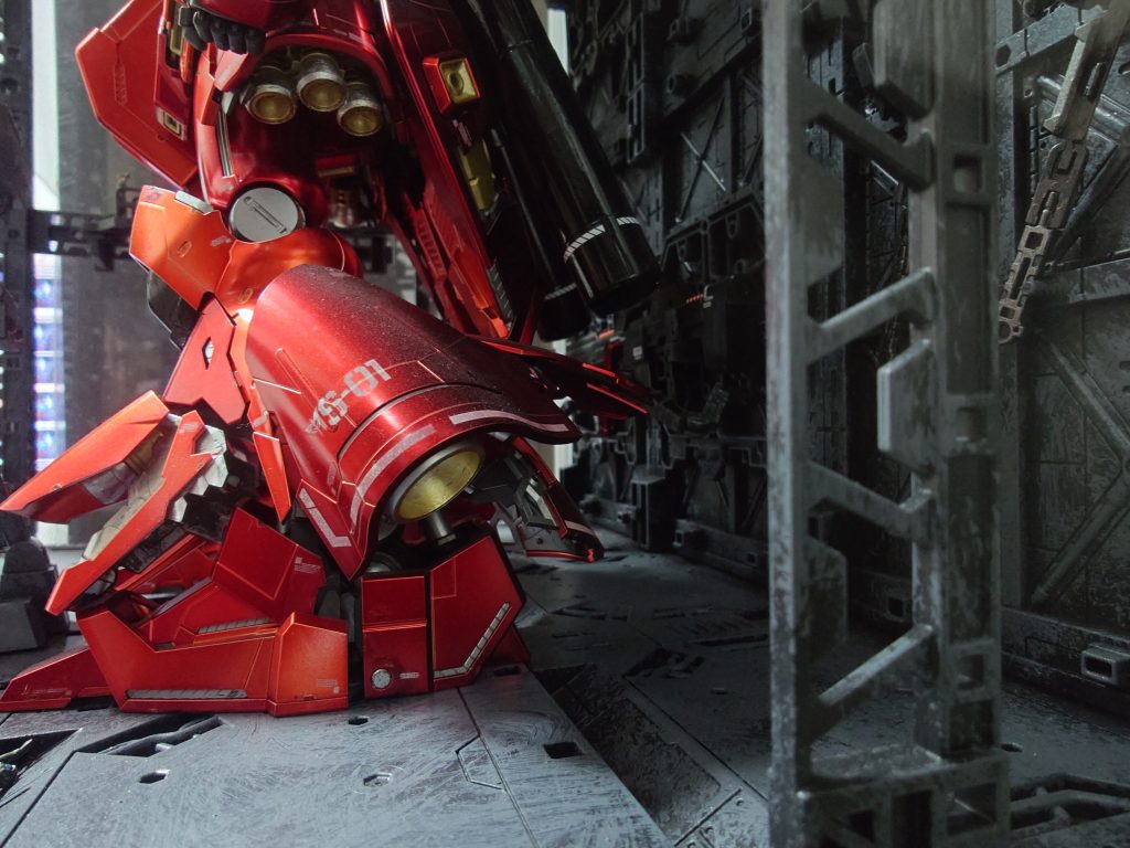 サイドから観賞するためにサイド側の壁は製作していません。盾以外の武装は後ろの壁に掛けてあります。