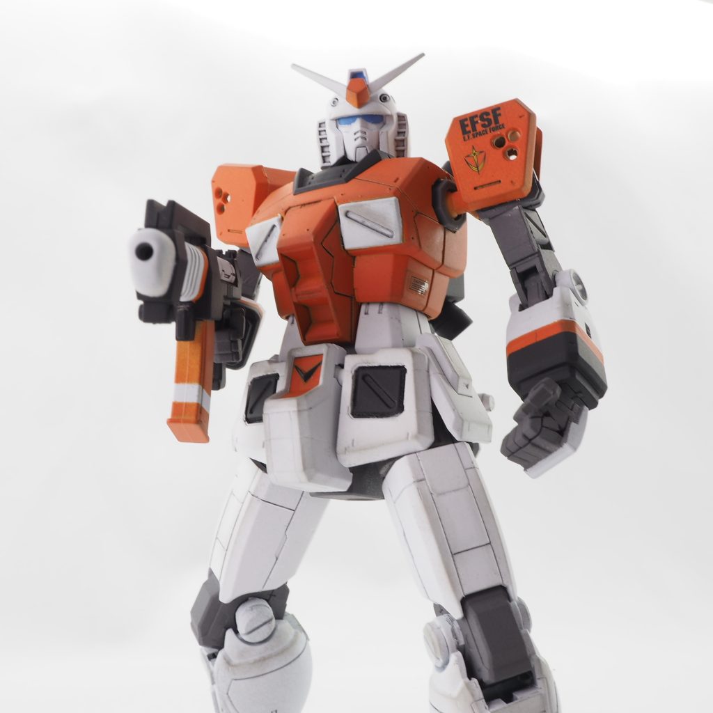 前後アーマーの四角い箱『へリウムコア』取り外して露出したコネクタに蓋をしたイメージ