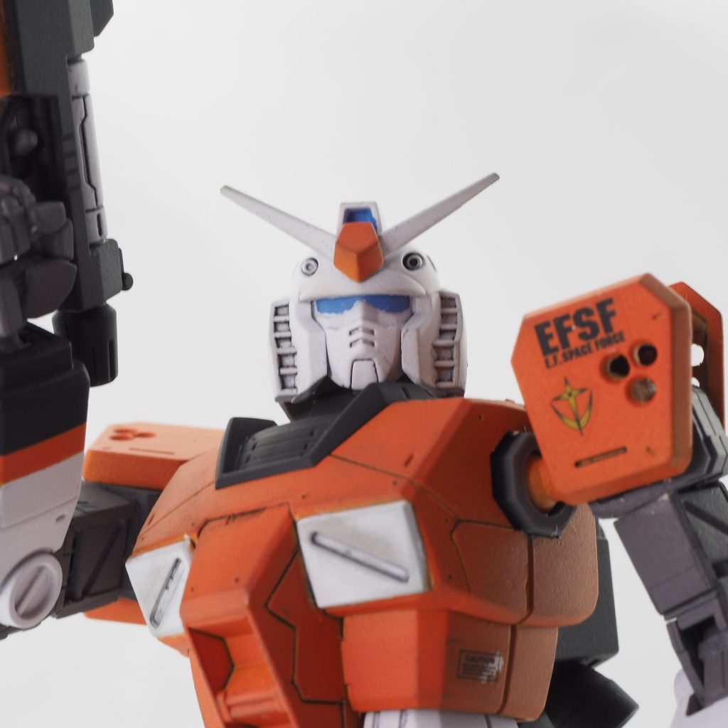 ガンダムですが少しジムっぽい感じも出したくなり、目をデュアルアイからゴーグル風にしています。