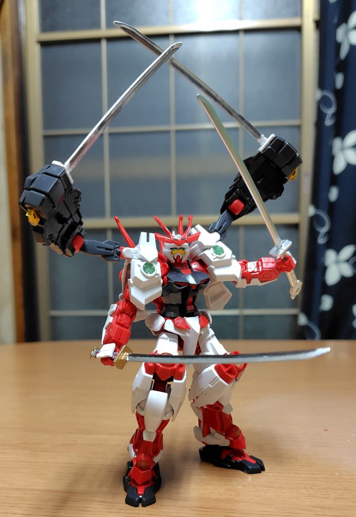 増設された武者鎧風の装甲の内、肩部装甲は追加された両腕。前投稿から借用したアストレイレッドの刀も足して四刀流に。