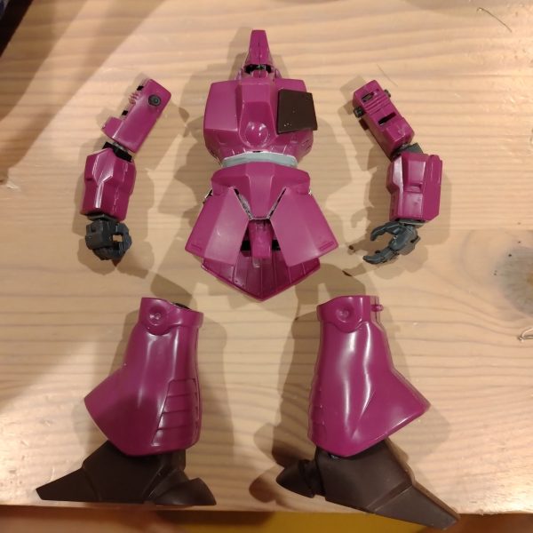各アーマーを切り離し→極小の蝶番で可動化してみました。キットのポリキャップをWAVEのPC-03に置き換え&間接の自作もしてみました。旧キットの制作経験に乏しいので精度は微妙ですが、少しは動くようになりそうです☺️旧キットの中では傑作と言われるガルバルディβ…小改造で格好良くなるキットで練習して、ゆくゆくはMSVシリーズなんかもバチッと作れるようになりたいです🤔（3枚目）